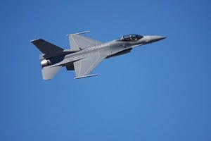 Military-jet-on-blue-sky_SS_41245870